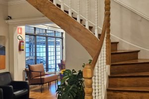 Recepção elegante e funcional no coworking odontológico, com design moderno e acolhedor em São Paulo."