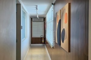 Ambiente com design sofisticado e moderno no coworking odontológico no Jardim Paulista.